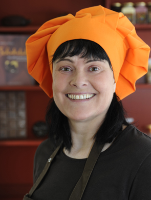 Chocolatier Karin Finger lehrt traditionelles Schokoladenhandwerk. Chocolatier Karin Finger lehrt traditionelles Schokoladenhandwerk.