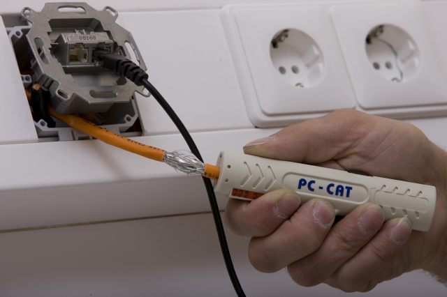 Mit dem Entmanteler PC-CAT hat JOKARI ein maßgeschneidertes Abisolierwerkzeug für CAT-Kabel entwicke Mit dem Entmanteler PC-CAT hat JOKARI ein maßgeschneidertes Abisolierwerkzeug für CAT-Kabel entwicke