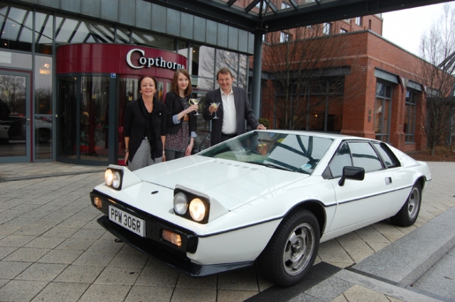 Lotus Esprit wie James Bond ihn fuhr mit Heidi Brenker, Saskia Schaper und Bond-Spezialist Siegfried Lotus Esprit wie James Bond ihn fuhr mit Heidi Brenker, Saskia Schaper und Bond-Spezialist Siegfried