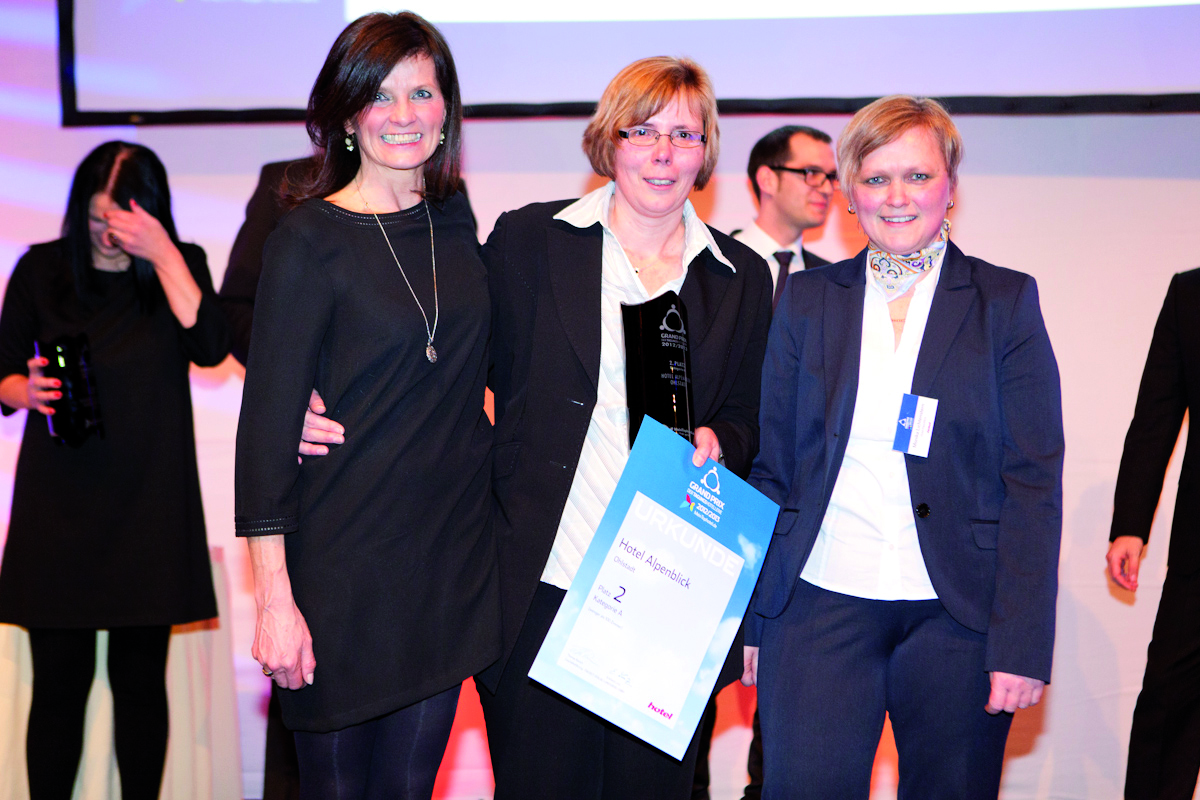 Projektleiterinb des Grand Prix, Jaqueline Schaffrath; Hoteldirektorin Angelika Guhr und Rezeptionsl
