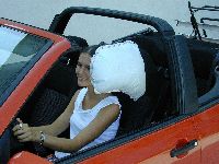 Das neue Kopfschutzsystem von TRW kombiniert zwei Airbags miteinander.