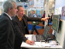 Moskito GmbH Geschäftsführer Horst Wessel mit einem Interessenten auf der Intergeo 2007 in Leipzig