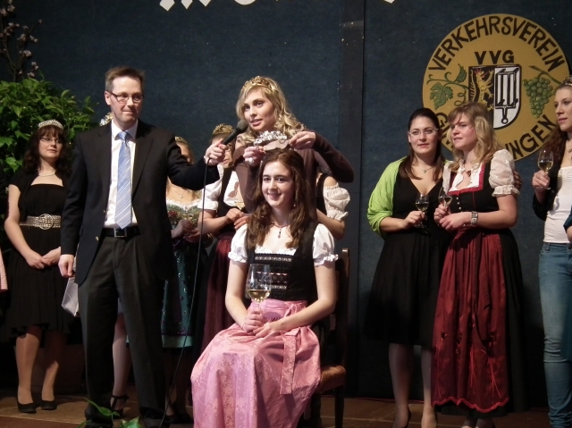 Krönung der Gimmeldinger Mandelblütenkönigin durch Pfälzische Weinprinzessin Melanie Wilhelm Krönung der Gimmeldinger Mandelblütenkönigin durch Pfälzische Weinprinzessin Melanie Wilhelm