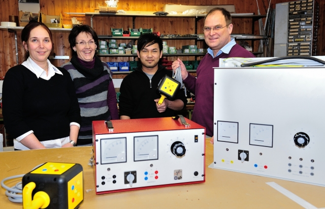 Ausbildungsförderung für das Elektro-Handwerk (von links): Andrea Helm Teamleiterin JÄGER DIREKT®-Ve Ausbildungsförderung für das Elektro-Handwerk (von links): Andrea Helm Teamleiterin JÄGER DIREKT®-Ve