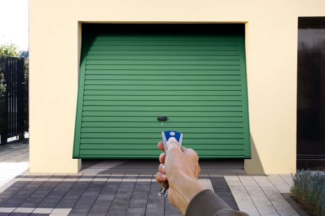 Garage und Fernbedienung: Garagentore mit Motorantrieb lassen sich bequem per Fernbedienung steuern. Garage und Fernbedienung: Garagentore mit Motorantrieb lassen sich bequem per Fernbedienung steuern.