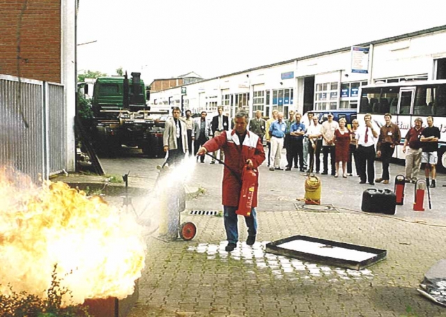 Simulierte Brandszenarien und Löschübungen sind ein wichtiger Bestandteil professioneller Brandschut
