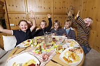 Kinder genießen das Mittagessen im Hintertuxerhof Kinder genießen das Mittagessen im Hintertuxerhof