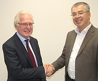 Von rechts: Martin Uhl, tfk technologies und Drs Melle Beverwijk, InfoSecure Von rechts: Martin Uhl, tfk technologies und Drs Melle Beverwijk, InfoSecure