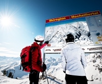 Skifahrer vor Pistenplan