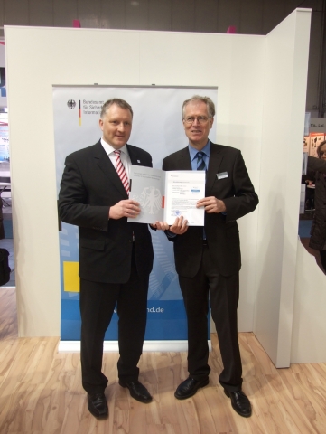 Bildunterschrift: BSI-Präsident Michael Hange (rechts)übergibt die Urkunde zur De-Mail-Akkreditierun Bildunterschrift: BSI-Präsident Michael Hange (rechts)übergibt die Urkunde zur De-Mail-Akkreditierun