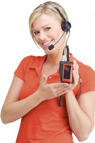 Das Hands-free- und Eyes-free-Konzept des Pick by Voice-Clients sorgt für maximale Beweglichkeit der Das Hands-free- und Eyes-free-Konzept des Pick by Voice-Clients sorgt für maximale Beweglichkeit der
