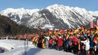 Fahnenmeer mit Saxoprint in Oberstdorf (18./19.02.2012)