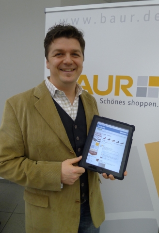 Jörg vom Baur-Facebook-Team freut sich, dass Baur jetztüber 50.000 Facebook-Fans hat.