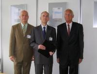 Anlässlich erster gemeinsamer Aktivitäten übergibt Dr. Jürgen Strusch von BTES (Mitte) den Vertrag. Anlässlich erster gemeinsamer Aktivitäten übergibt Dr. Jürgen Strusch von BTES (Mitte) den Vertrag.