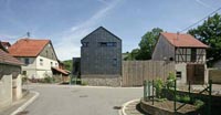 Auffallend gestaltetes, hochgedämmtes Gebäude mitten im historischen Dorfbild Auffallend gestaltetes, hochgedämmtes Gebäude mitten im historischen Dorfbild