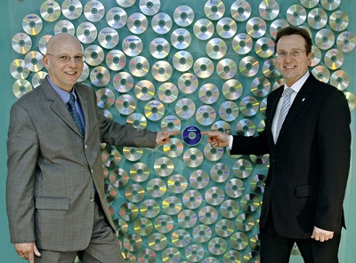 Andreas Fuchs (re.) und Thomas Hellmig sind neue Geschäftsführer von ALPHA COM. Foto: Corinna Scholz Andreas Fuchs (re.) und Thomas Hellmig sind neue Geschäftsführer von ALPHA COM. Foto: Corinna Scholz