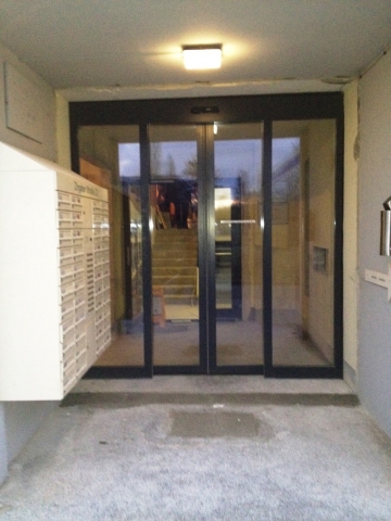 Hauseingang der Zingster Straße 22 mit der neuen Eingangstür Geze ECdrive Hauseingang der Zingster Straße 22 mit der neuen Eingangstür Geze ECdrive