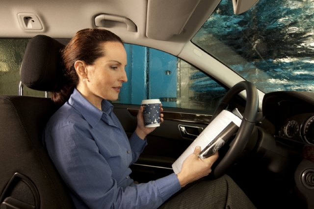 Drive-In Carwash Schritt 4: Einfach im Trockenen sitzen bleiben. Foto: WashTec Drive-In Carwash Schritt 4: Einfach im Trockenen sitzen bleiben. Foto: WashTec