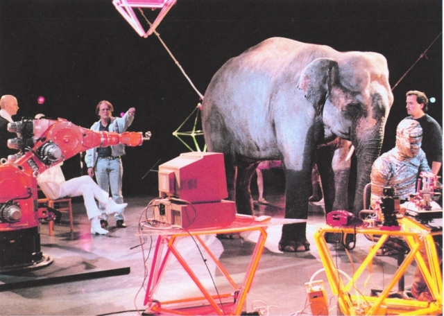 1987 trifft ein KUKA Roboter auf einen Elefanten in der Fernsehreihe