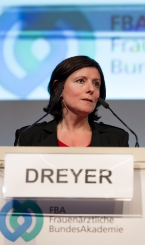 Die rheinland-pfälzische Ministerin Malu Dreyer beim Festvortrag zum Auftakt des FOKO 2012 am 8. Mär Die rheinland-pfälzische Ministerin Malu Dreyer beim Festvortrag zum Auftakt des FOKO 2012 am 8. Mär