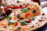 Pizza in der Betriebskantine: günstiger als andere Hauptgerichte (Foto: iStockPhoto) Pizza in der Betriebskantine: günstiger als andere Hauptgerichte (Foto: iStockPhoto)