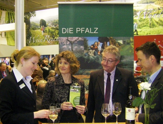 Barbara Imo und Tobias Kelter von der Pfalztouristik informieren Ministerin und stellvertretende Barbara Imo und Tobias Kelter von der Pfalztouristik informieren Ministerin und stellvertretende