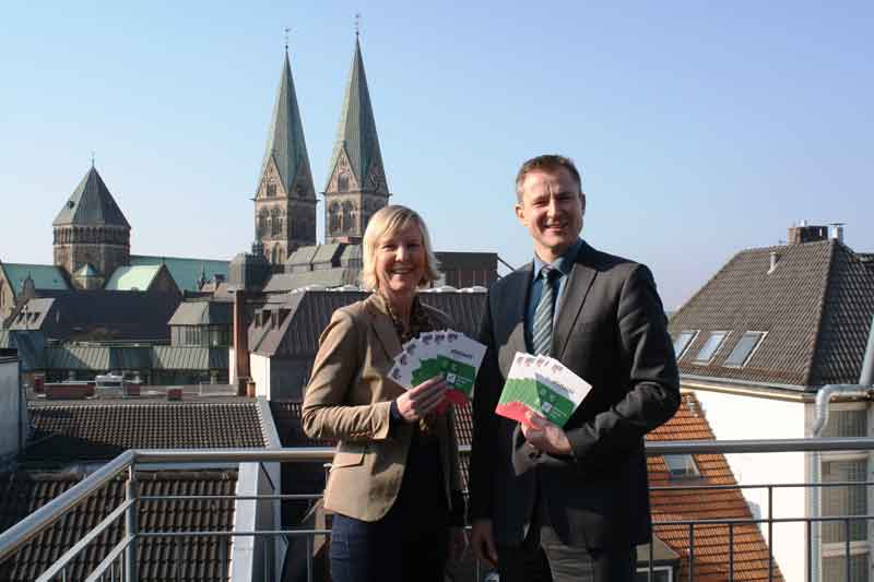 Projektleiterin Astrid Stehmeier und Geschäftsführer Michael Pelzl präsentieren die Energie-Checks. Projektleiterin Astrid Stehmeier und Geschäftsführer Michael Pelzl präsentieren die Energie-Checks.