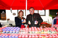 Hanns-Thomas Schamel und Ehefrau Karin auf dem Baiersdorfer Krenmarkt. Hanns-Thomas Schamel und Ehefrau Karin auf dem Baiersdorfer Krenmarkt.