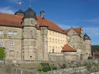 Festung Rosenberg in Kronach: Hoch erhoben liegt die mächtige Anlage über der Stadt