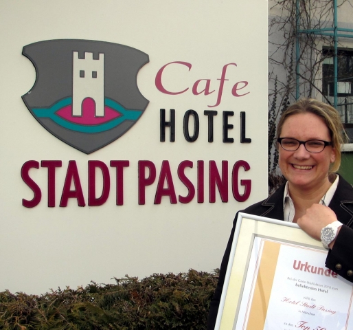 Hotelchefin Marlene Helfer freut sichüber die Urkunde Hotelchefin Marlene Helfer freut sichüber die Urkunde