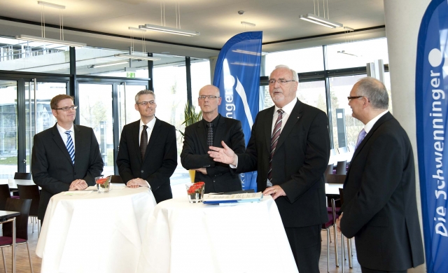 Von links: Thorsten Bröske (Vorstand der Schwenninger), Siegfried Gänsler (Vorsitzender des Vorstand