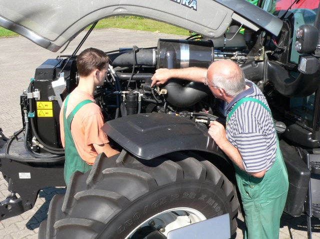 Mehr als 500 Ausbildungsstellen zum Mechaniker für Land- und Baumaschinentechnik sind für den Ausbil