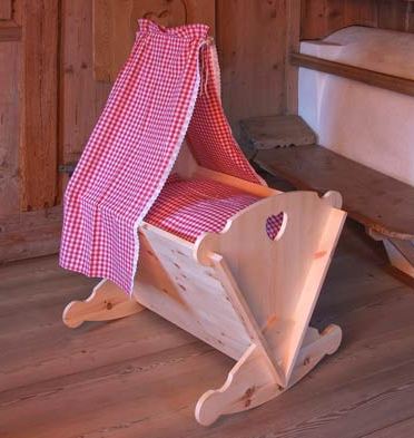 Süße und gesunde Träume: in der Zirbenholzwiege liegt das Baby sicher und entspannt. Süße und gesunde Träume: in der Zirbenholzwiege liegt das Baby sicher und entspannt.