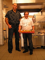 Nikolai Valuev und Karl-Heinz Schneider präsentieren das Monsterschnitzel. Nikolai Valuev und Karl-Heinz Schneider präsentieren das Monsterschnitzel.