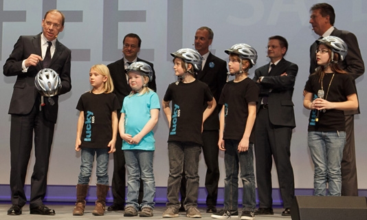 Dr. Frank Grund (l.), Vorstandsvorsitzender der Basler Gruppe Deutschland,übergibt gemeinsam mit sei