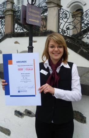 Miriam Lochmann mit ihrer Urkunde Miriam Lochmann mit ihrer Urkunde