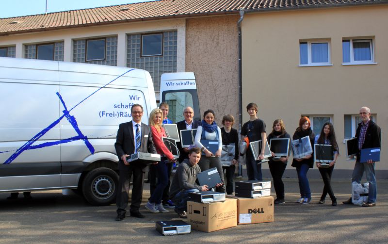 Helfen Archimedes beim Ausladen: SchülerInnen der Geschwister-Scholl-Schule Helfen Archimedes beim Ausladen: SchülerInnen der Geschwister-Scholl-Schule