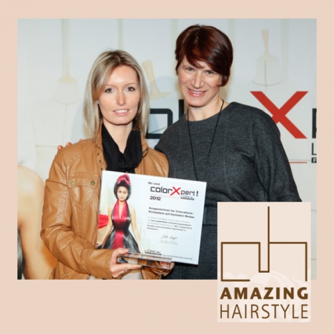 Jutta Langer (rechts), Geschäftsleiterin L´Oréal Professionnel,überreicht Salonchefin Sandra Kuntze 