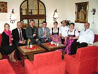 Vertreter aus Wirtschaft und Politik gratulieren der Gastronomenfamilie zum Neustart (Bild: Barth) Vertreter aus Wirtschaft und Politik gratulieren der Gastronomenfamilie zum Neustart (Bild: Barth)