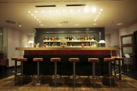 Moderne Trendbar: Neben zeitgemäßem Interior Design gehört auch erstklassiges F&B-Angbeot und Top-Se