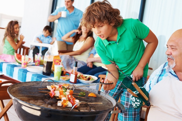 Mit der richtigen Ausstattung grillt man sicher und entspannt. Mit der richtigen Ausstattung grillt man sicher und entspannt.