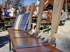 Die Bierbanklehne - Das Highlight für den Biergartengenuss Die Bierbanklehne - Das Highlight für den Biergartengenuss
