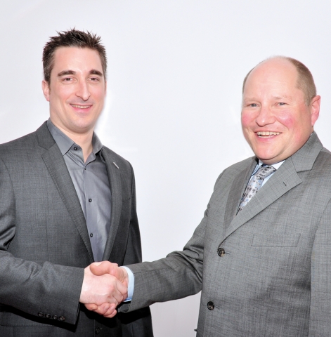 Schukat unterzeichnet Franchiseabkommen mit Panasonic - Geschäftsführer Bert Schukat (rechts) und Ri Schukat unterzeichnet Franchiseabkommen mit Panasonic - Geschäftsführer Bert Schukat (rechts) und Ri