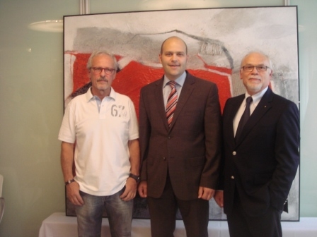Bei der Vernissage maßgebend: Künstler Manfred Mader, Bürgermeister Daniel Tybussek und Dr. Albert P
