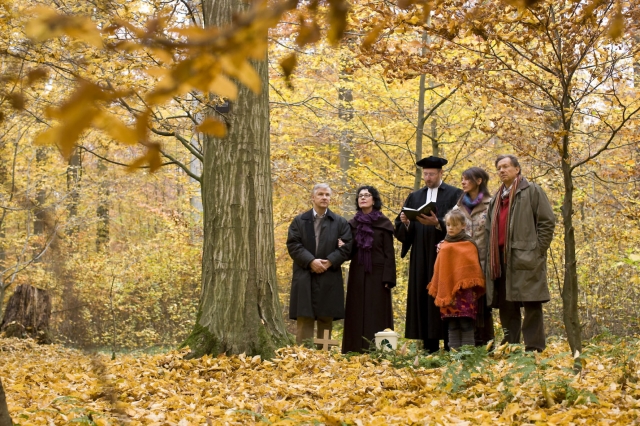 Bestattungsarten und Baumgräber: Bestattungen in einem Friedwald sind individuell - christliche Ritu Bestattungsarten und Baumgräber: Bestattungen in einem Friedwald sind individuell - christliche Ritu