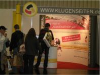 Reges Interesse am Messestand. Immer mehr Firmen nutzen das Internet zur Auftragsbeschaffung Reges Interesse am Messestand. Immer mehr Firmen nutzen das Internet zur Auftragsbeschaffung