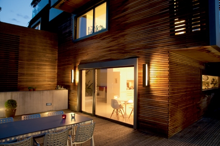 Wandleuchten liefern stimmungsvolles Licht für die Terrasse und schaffen einenÜbergang von der Wohnu Wandleuchten liefern stimmungsvolles Licht für die Terrasse und schaffen einenÜbergang von der Wohnu