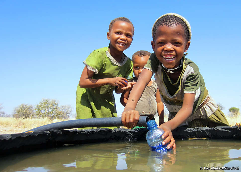 Mädchen der Buschleute genießen das Wasser aus dem Mothomelo-Brunnen. © Vox Untited/Survival