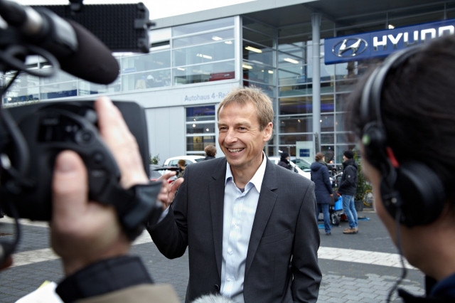 Jürgen Klinsmann bei den Dreharbeiten zur Spot-Produktion für die Kampagne zur EURO 2012 in einem Au Jürgen Klinsmann bei den Dreharbeiten zur Spot-Produktion für die Kampagne zur EURO 2012 in einem Au