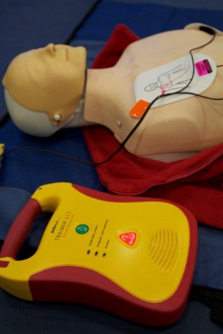 Wenn jede Sekunde zählt: Auch Laien können einen Defibrillator einsetzen. Wenn jede Sekunde zählt: Auch Laien können einen Defibrillator einsetzen.